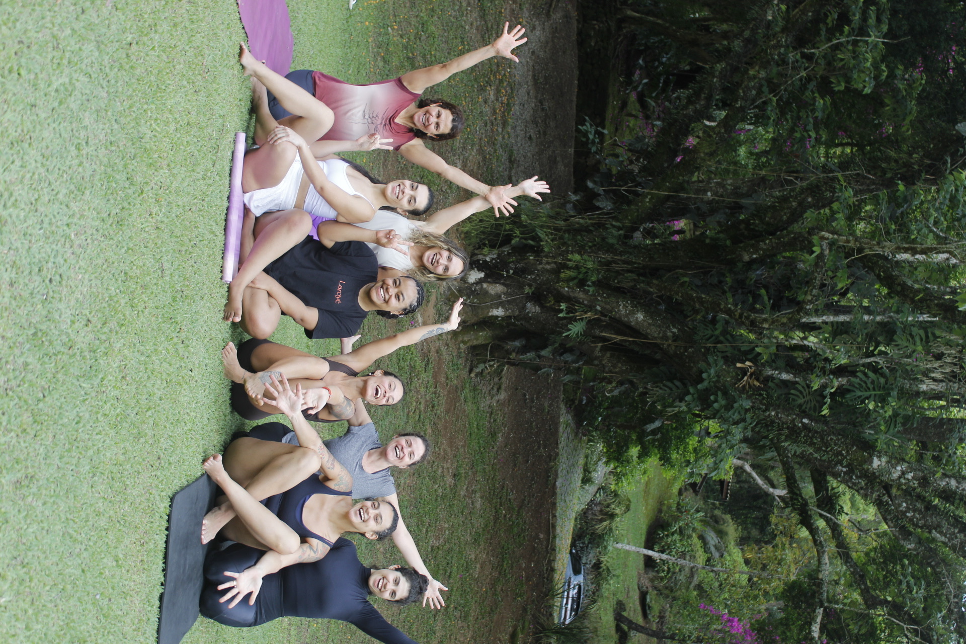 Participantes reunidas ao ar livre após uma prática de Yoga no Corpo é Caminho